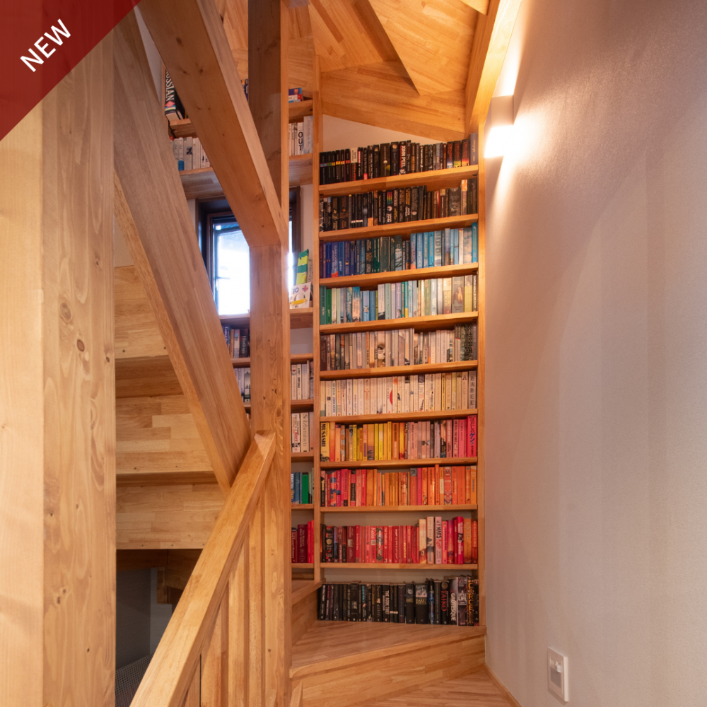 ルーフバルコニーと階段本棚のある家