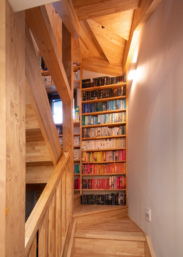 ルーフバルコニーと階段本棚のある家