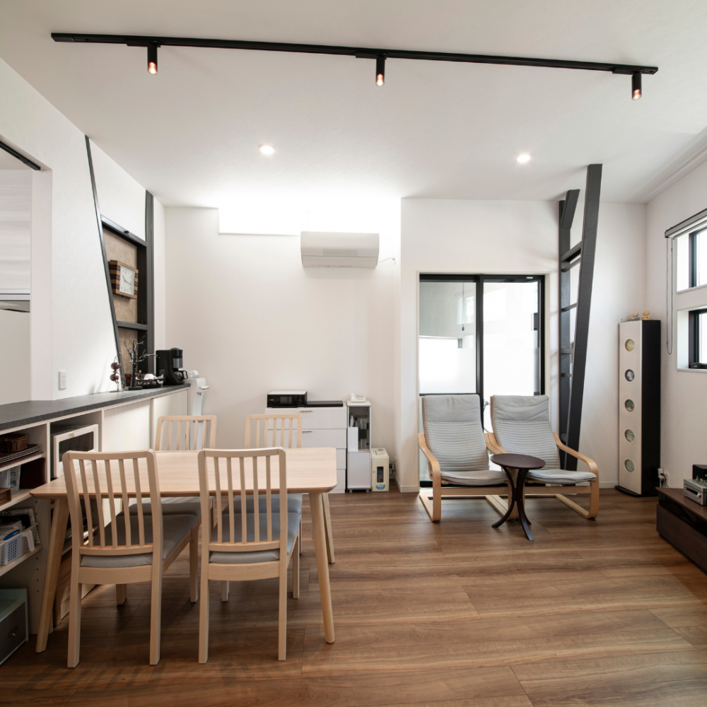 変形敷地に建つ店舗を住まいにした家